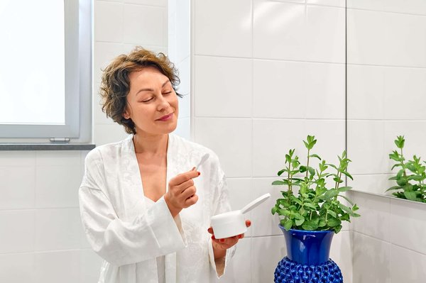 Quel est le rôle de l'acide hyaluronique dans les soins anti-âge et comment l'appliquer?